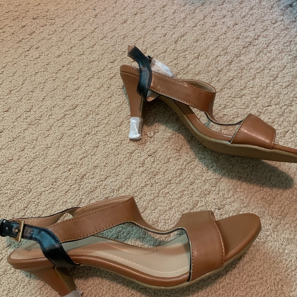 NWT Two toned t strap heels. Size 7.